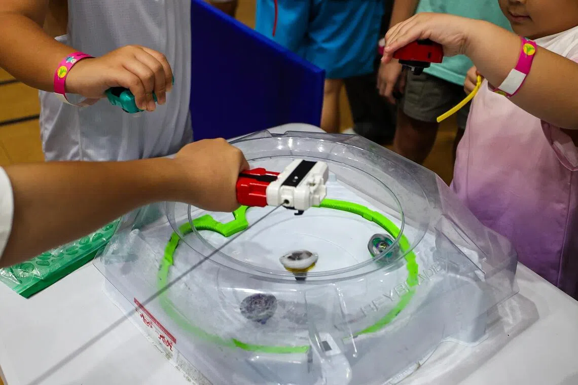 战斗陀螺（Beyblade）最初源自日本，玩家使用发射器把陀螺射入竞技场互相碰撞，通过攻击、防御、平衡等不同战术击败对手。（林明顺摄）