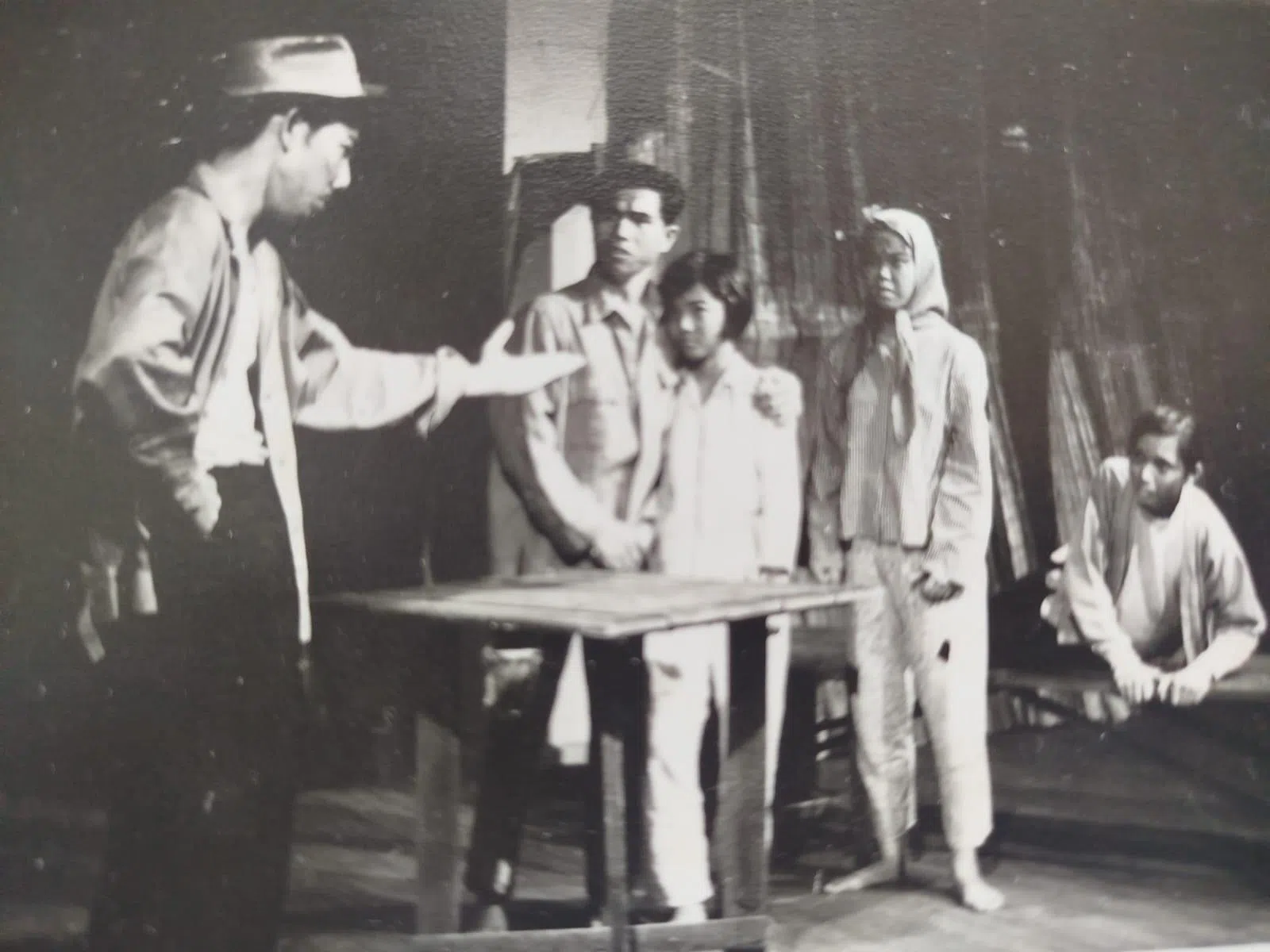 杨世彬（左一）为演好坏人角色，特地到新加坡河“采风”，一次失足掉入河里。（受访者提供）