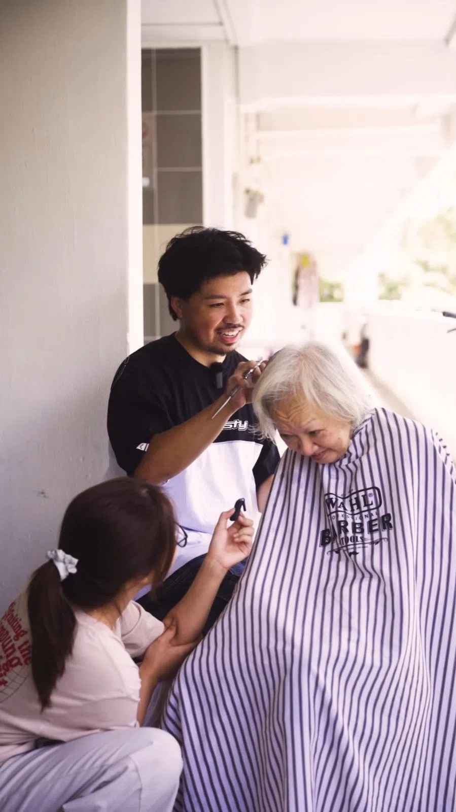 吕勇颉创办社会公益项目“Francesco’s Barber Club”，近一年来走入社区，为长者提供免费义剪服务。（受访者提供）
