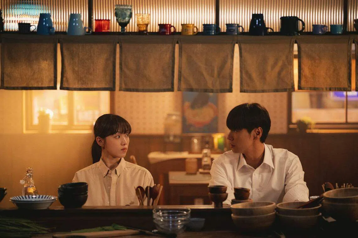 李圣经（左）和金英光在《原来这就是爱啊》上演一段虐恋。（Disney+提供）