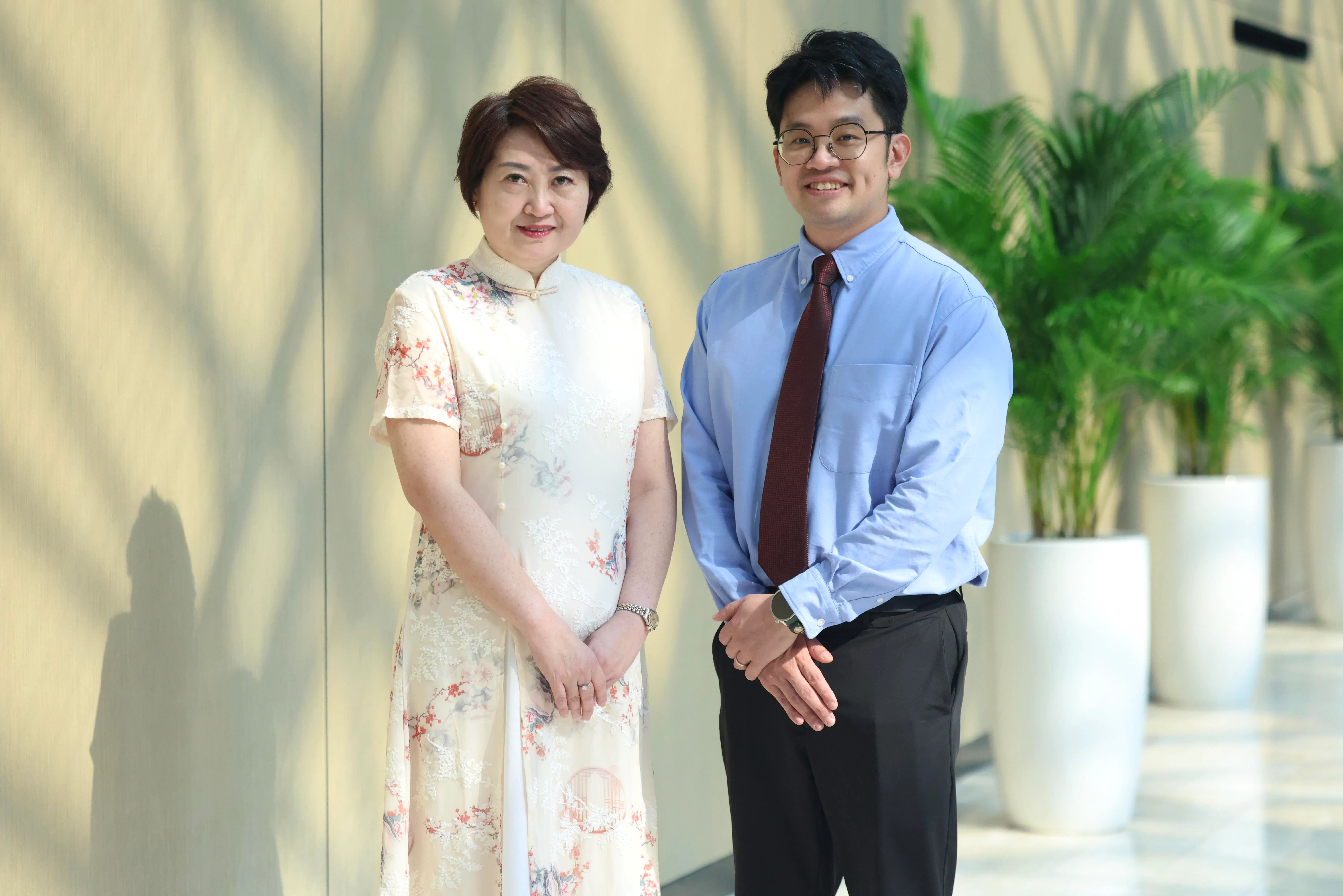 今年共有八人获得卓越教师总统奖提名，其中两人是学林小学母语部门主任吴忞珉（左）和林景中学资讯通信科技与应用科学部门主任吴俊宏。（郑一鸣摄）