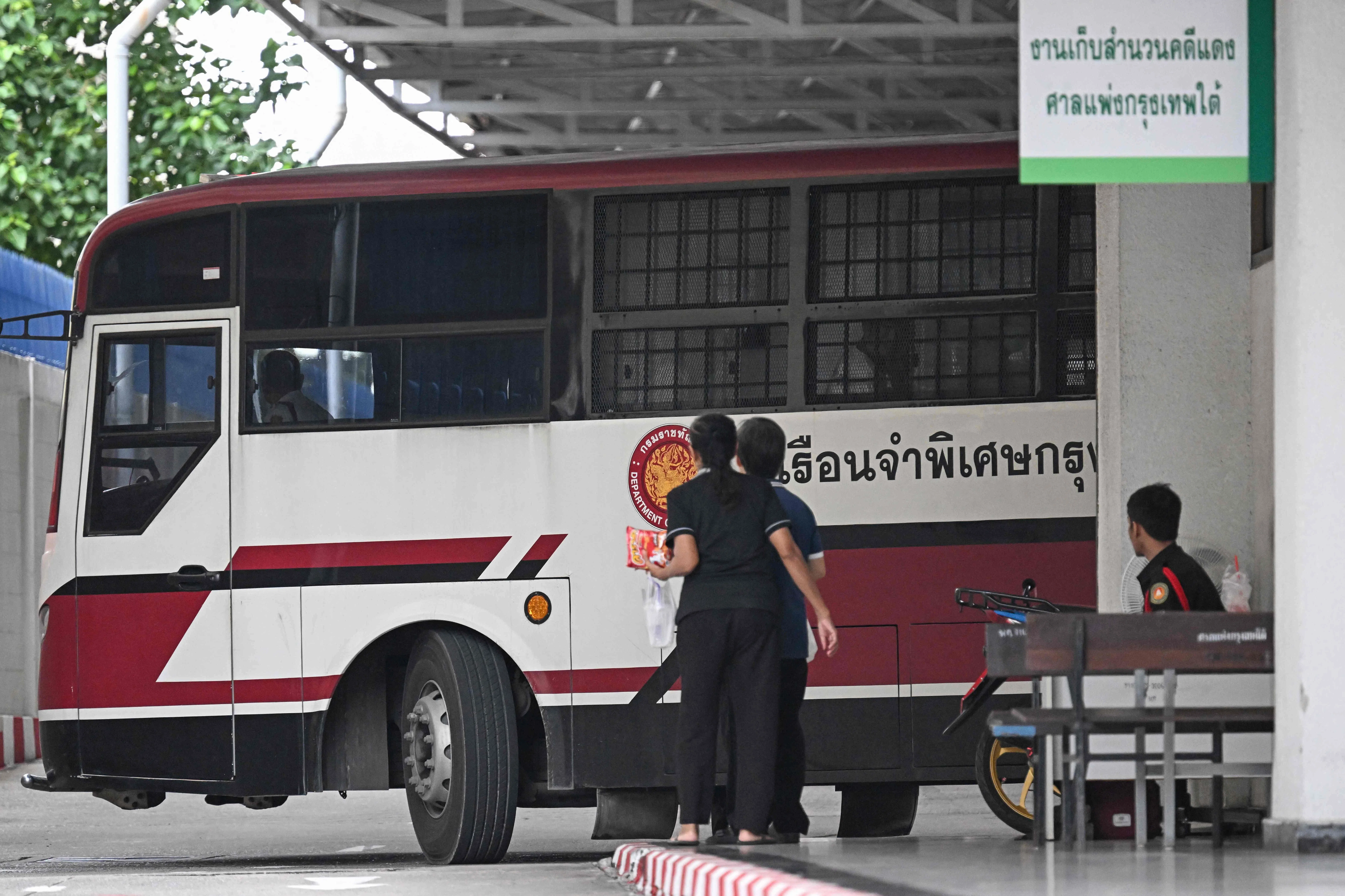 一辆据信载着两名被告的警车星期四（6月11日）早上抵达曼谷南区刑事法院，准备面对这起延宕了10多年的爆炸案判决。（法新社）