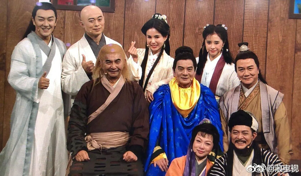 97版《天龙八部》演员上中国大陆综艺合照：（后排左起）陈浩民、樊少皇、李若彤、何美钿、（中排左起）李鸿杰、李国麟、潘志文、（前排左起）刘玉翠、黄日华。（互联网）