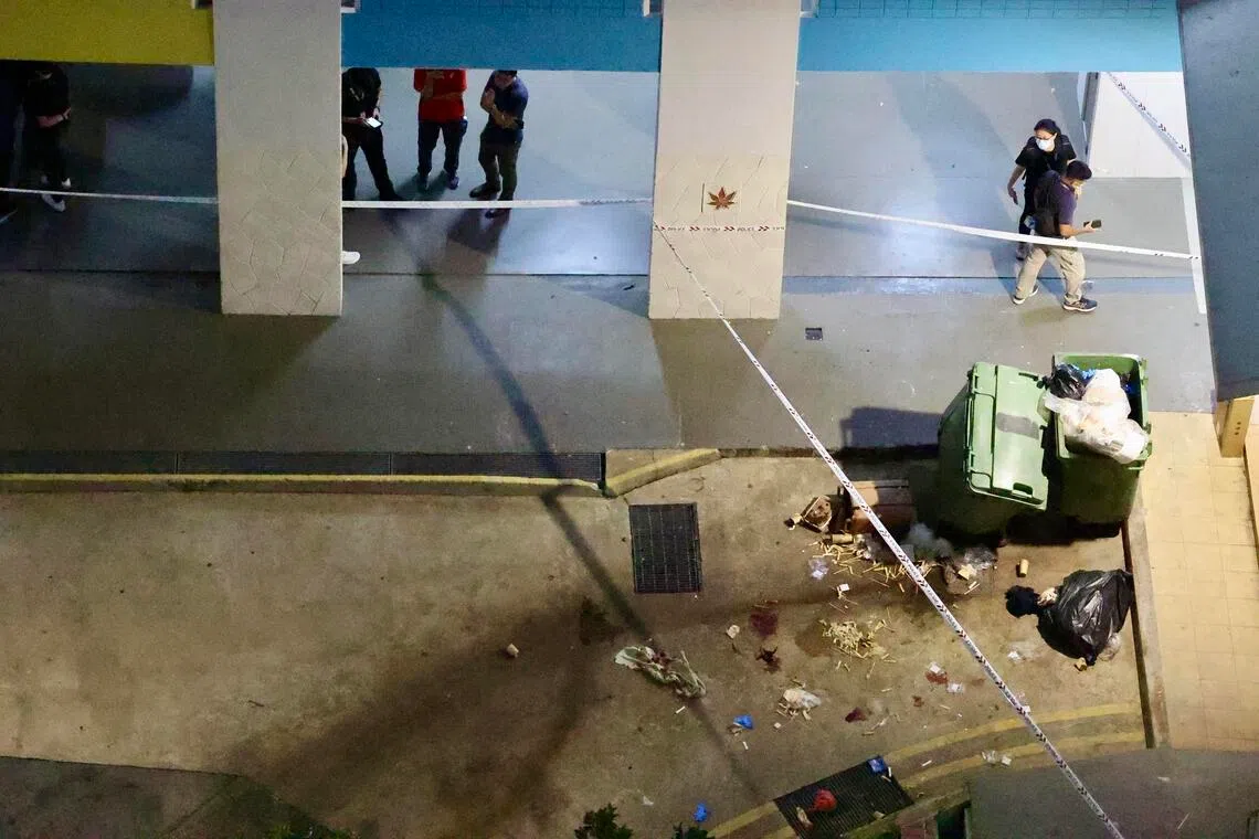 男子坠楼处下方是垃圾收集站，坠落时相信撞上收集站外的垃圾桶，以致垃圾散落一地，地上也留下斑斑血迹。（邝启聪摄）