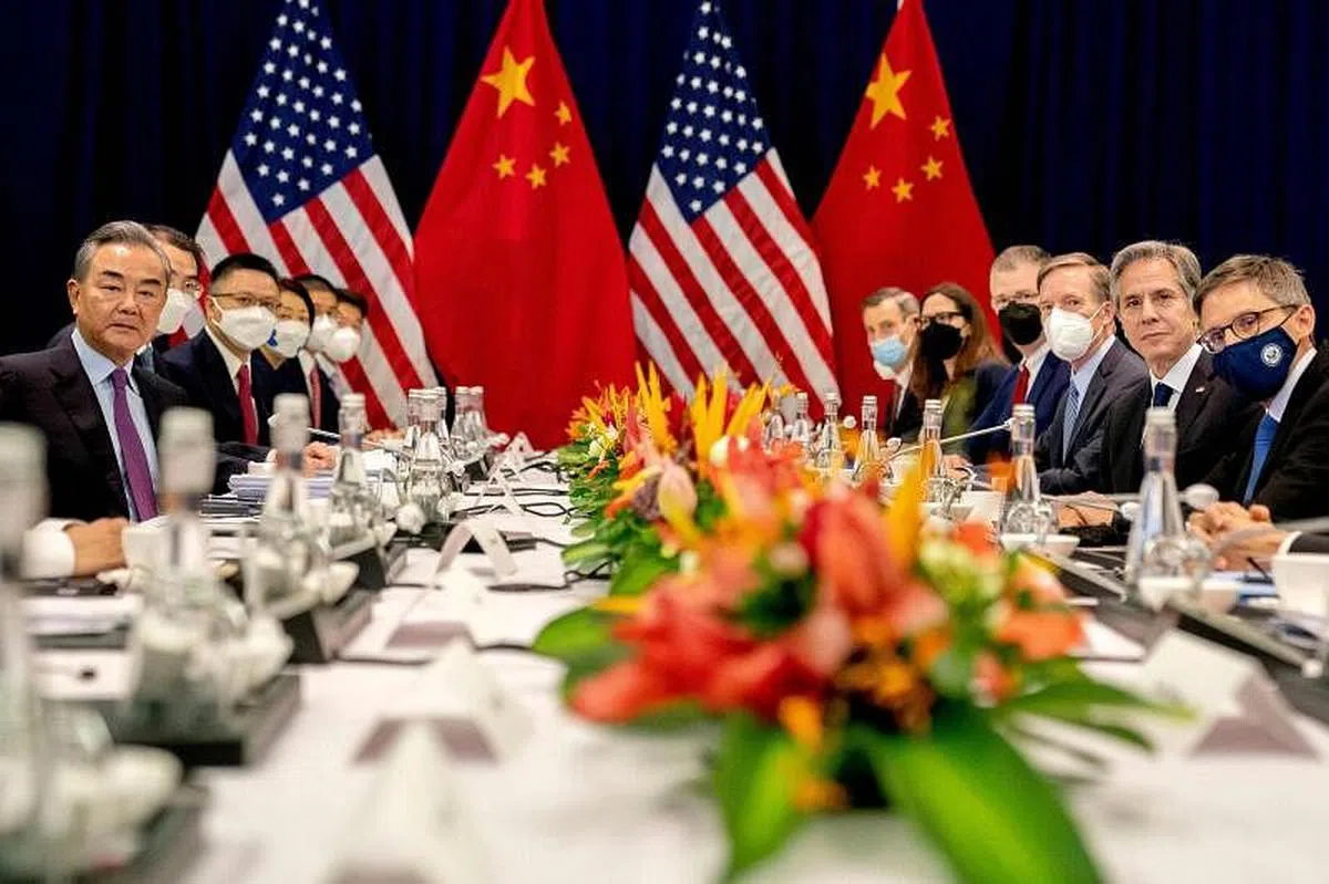 美国国务卿布林肯（右二）和中国外长王毅（左一）星期六（7月9日）上午在峇厘岛举行会谈。（法新社）