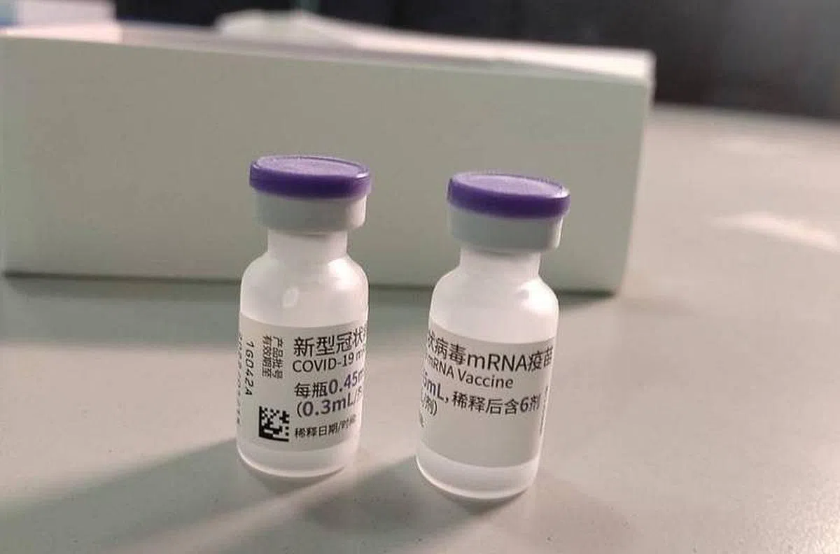 台湾首批BioNTech（BNT）冠病疫苗瓶身有简体字。（自由时报/台湾食药署）