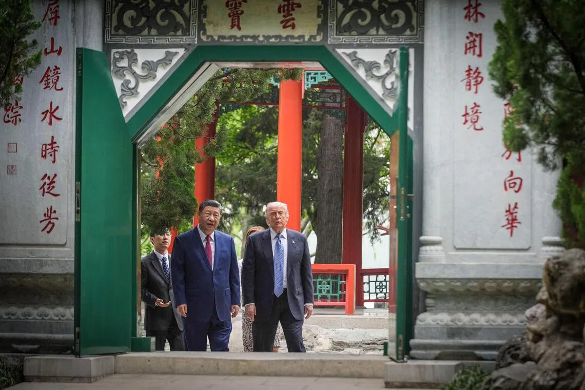 中国国家主席习近平（前排左）星期五（5月15日）陪同美国总统特朗普（前排右）游览北京中南海花园。（法新社）