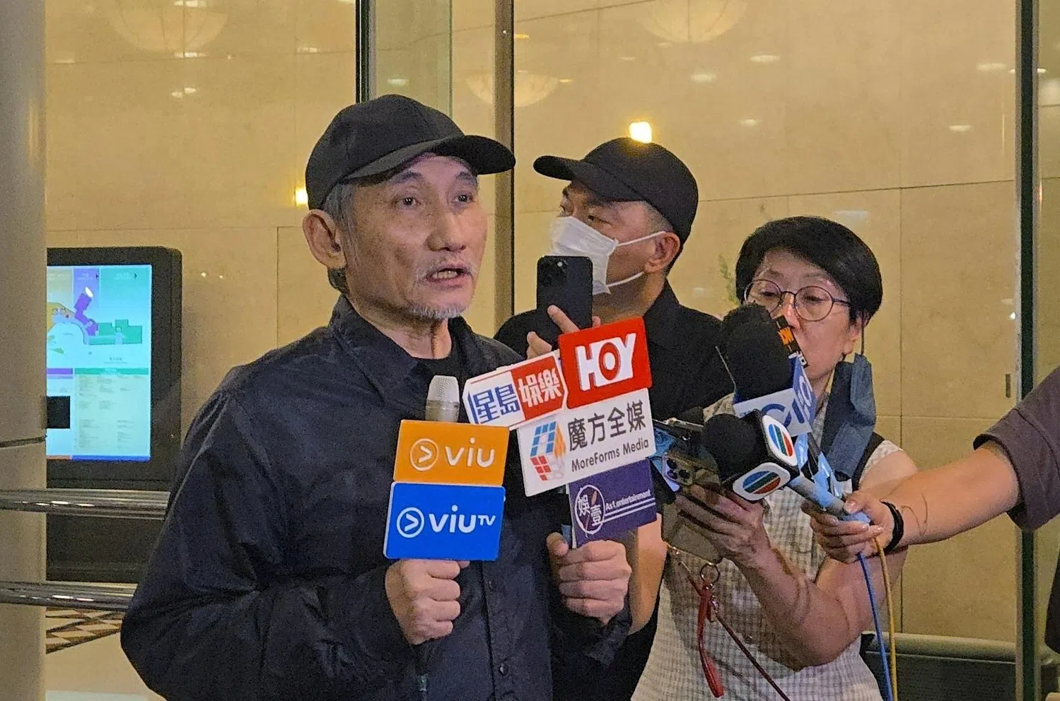 徐克深夜在医院外接受媒体访问。（互联网）