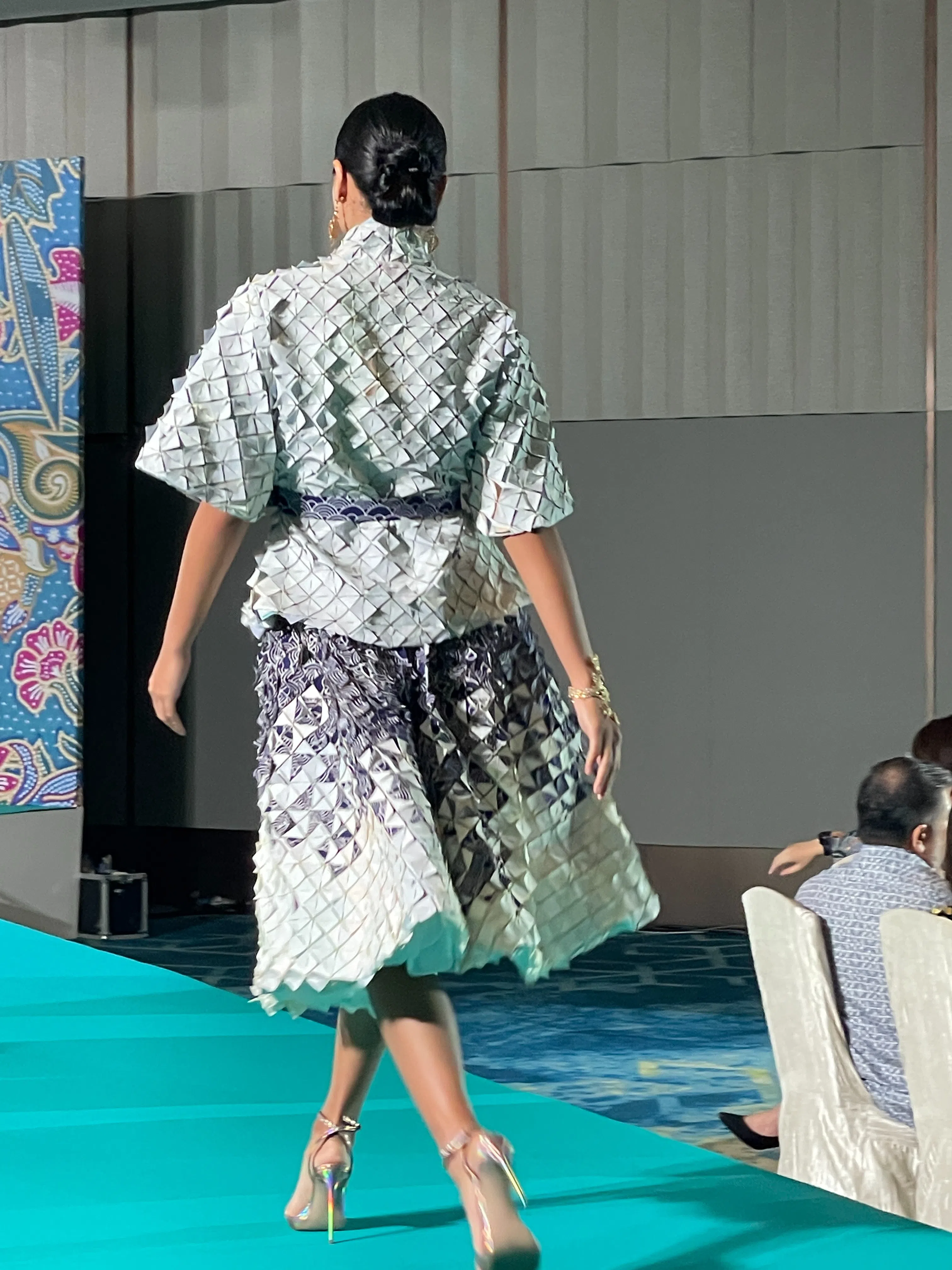 Anseina Eliza用“迪奥的新风貌”轮廓来重构卡峇雅，连背影都那么美。（林方伟摄）