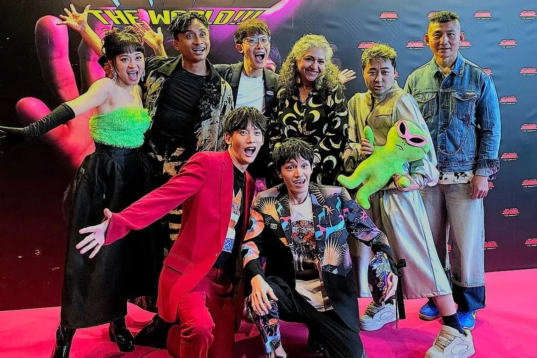 《哇，有外星人！！！》主要演员与导演郑在宏（后排左三）合影。（取自电影官方IG）