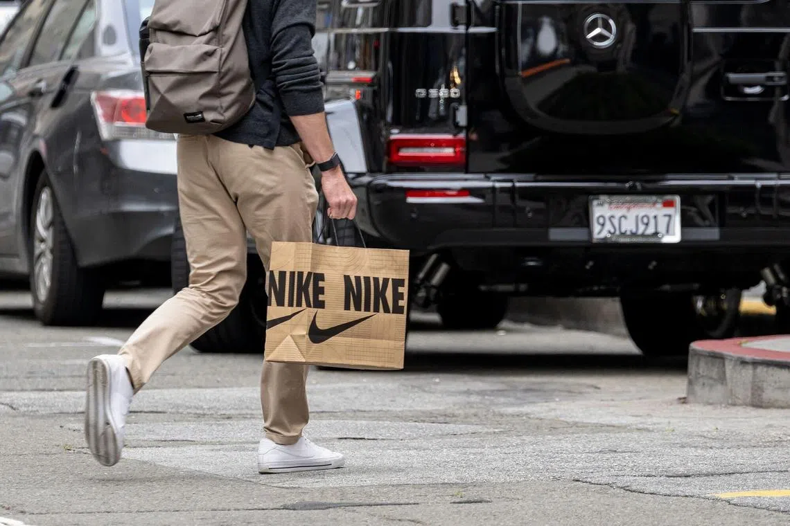 在第四财季里，耐克的整体直销收入（包括实体商店、批发和网站）下降了14%，其中数码管道销售额下降了26%，批发销售额下降了9%。唯一的亮点是耐克实体店销售额增长了2%。（彭博社）