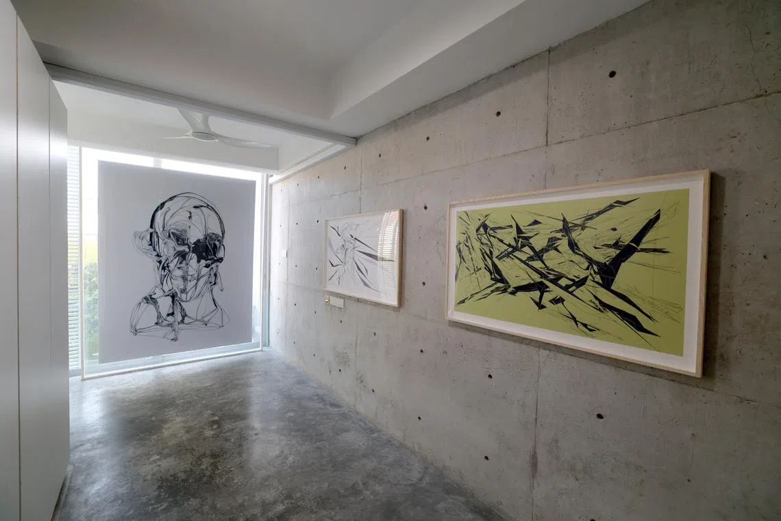 庄乃维数码画作《焦虑》（左）及《艾达》系列作品。（龙国雄摄）