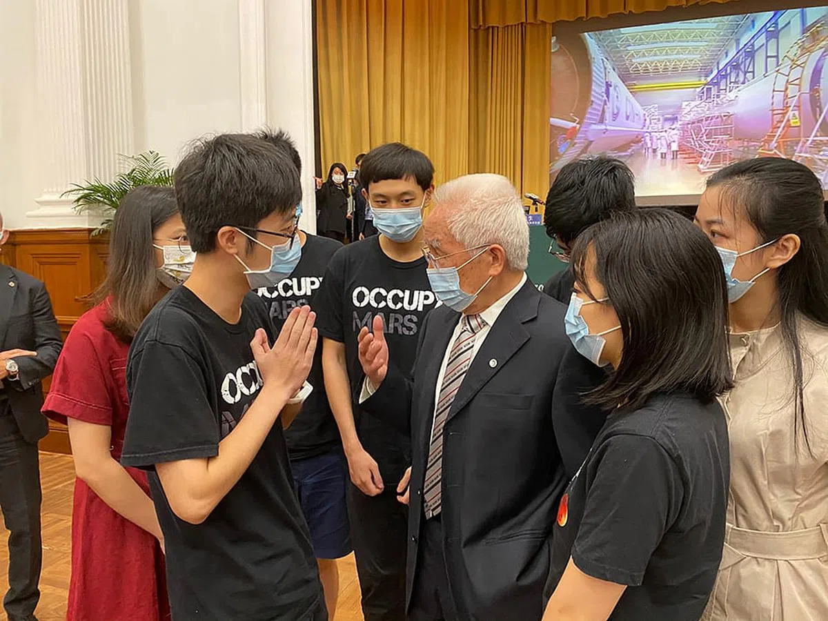 长征系列火箭总设计师龙乐豪2021年6月访问香港，图为他在香港大学举行讲座后，与学生交流。（香港大学）