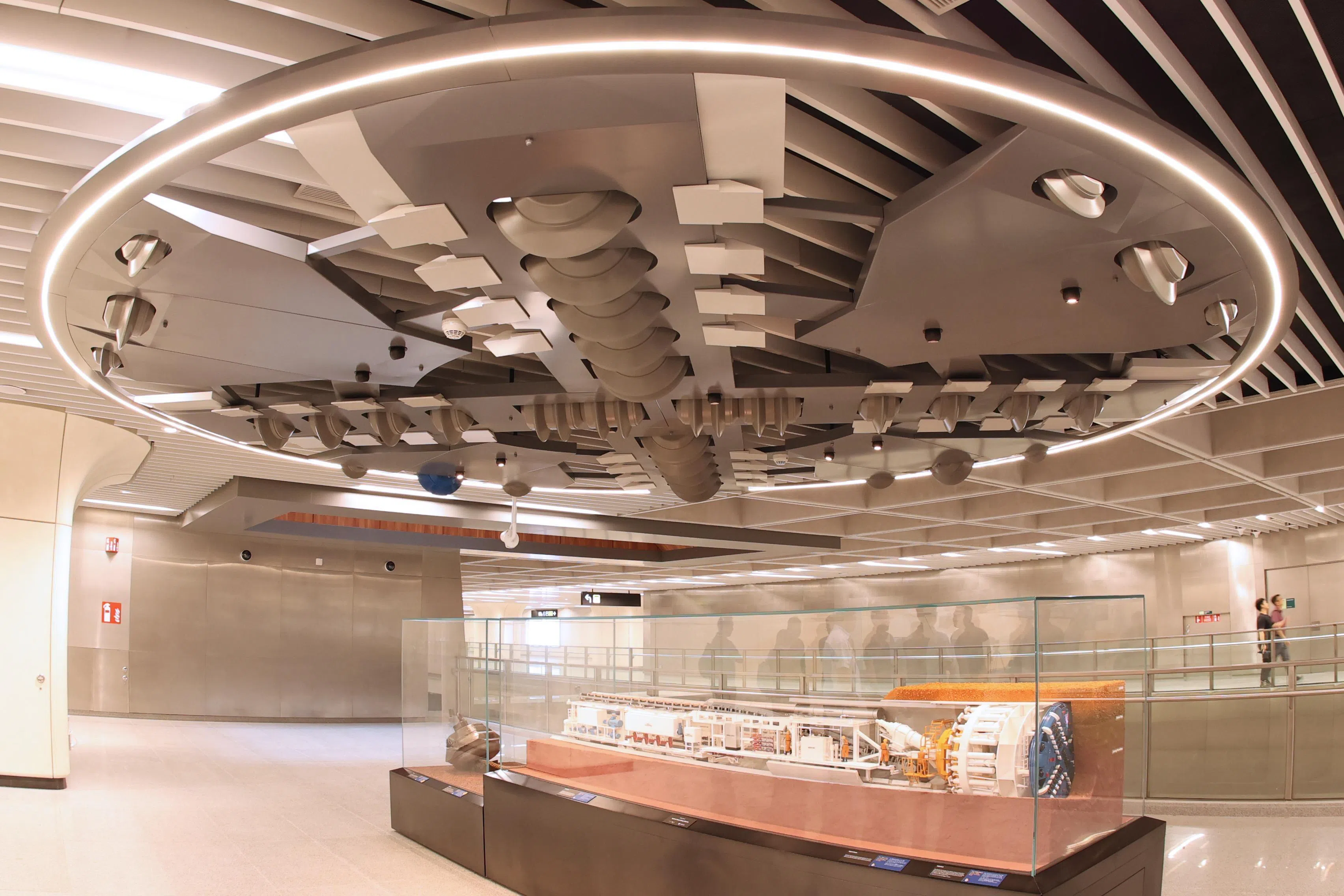 陆交局在吉宝站增设一个展览空间，第一项展览是向公众介绍隧道钻凿机。（邬福梁摄）