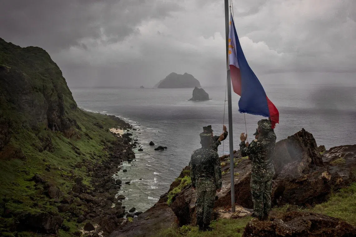 2023年6月，菲律宾军人在雅米岛（Mavulis Island）举行升旗礼。雅米岛是巴丹群岛和菲律宾国土最北端的岛屿，与台湾隔着巴士海峡对望。（路透社）