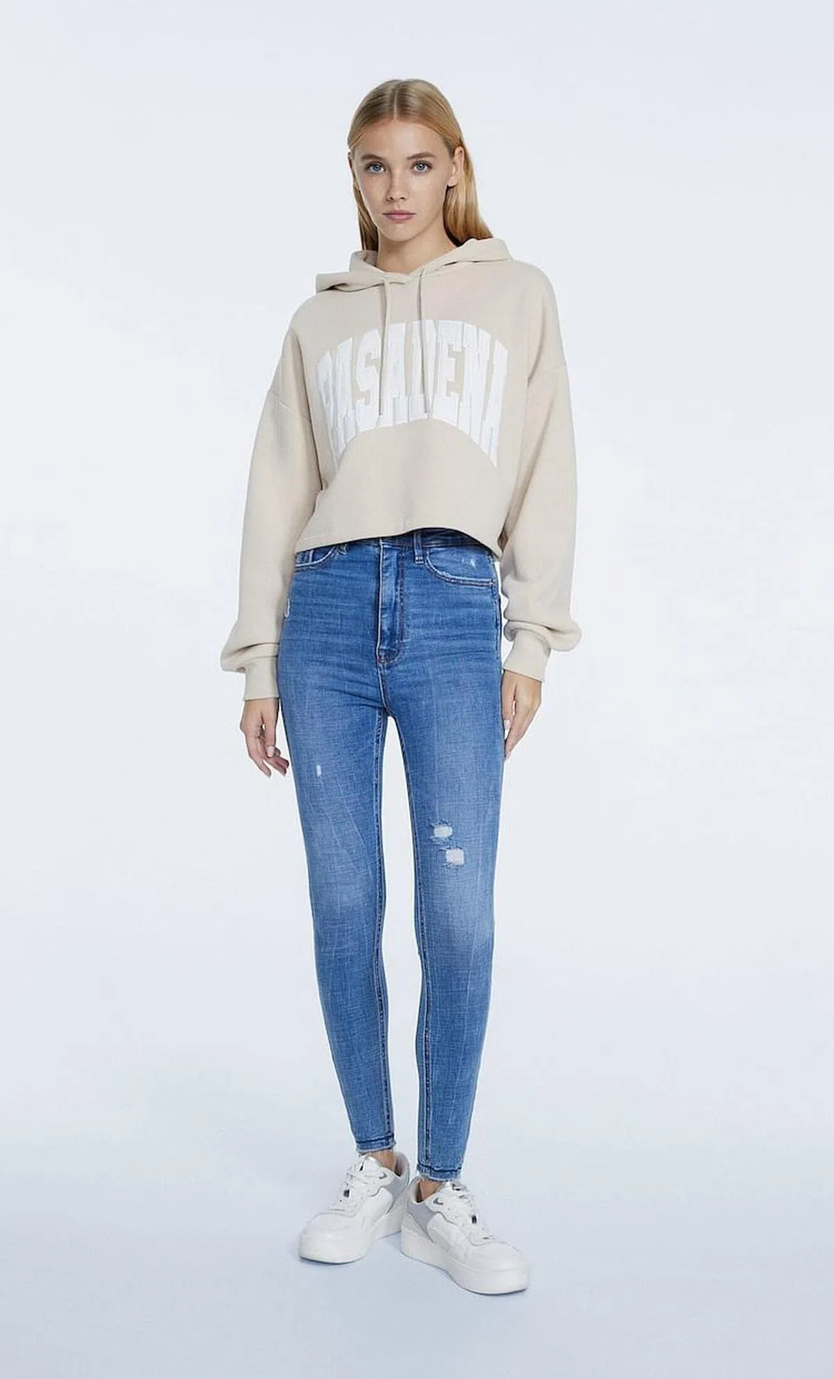 直筒牛仔裤和潮鞋一向是好伙伴。（取自stradivarius.com）