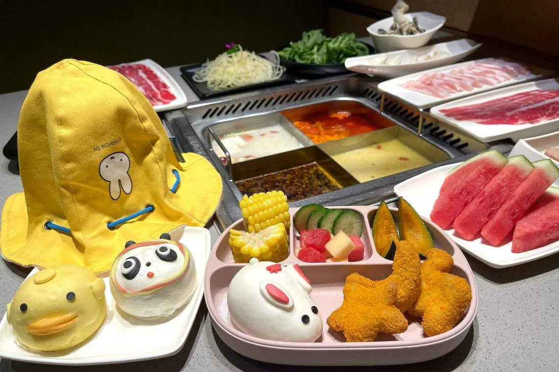 小朋友到海底捞用餐，除了免费的涮煮菜儿童餐，也可点一份付费的熟食儿童套餐。现在搭配的周边商品是米菲包包兼渔夫帽。（海底捞提供）