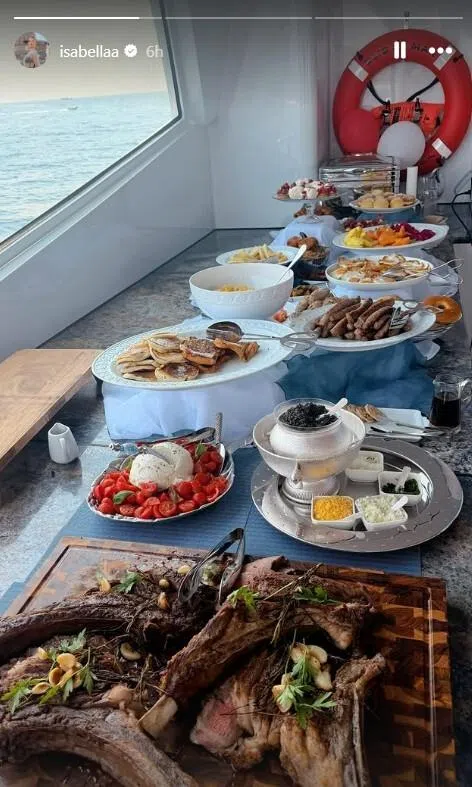 伊莎贝尔早前也在Instagram限时动态分享船上的美味大餐。（伊莎贝尔Instagram）