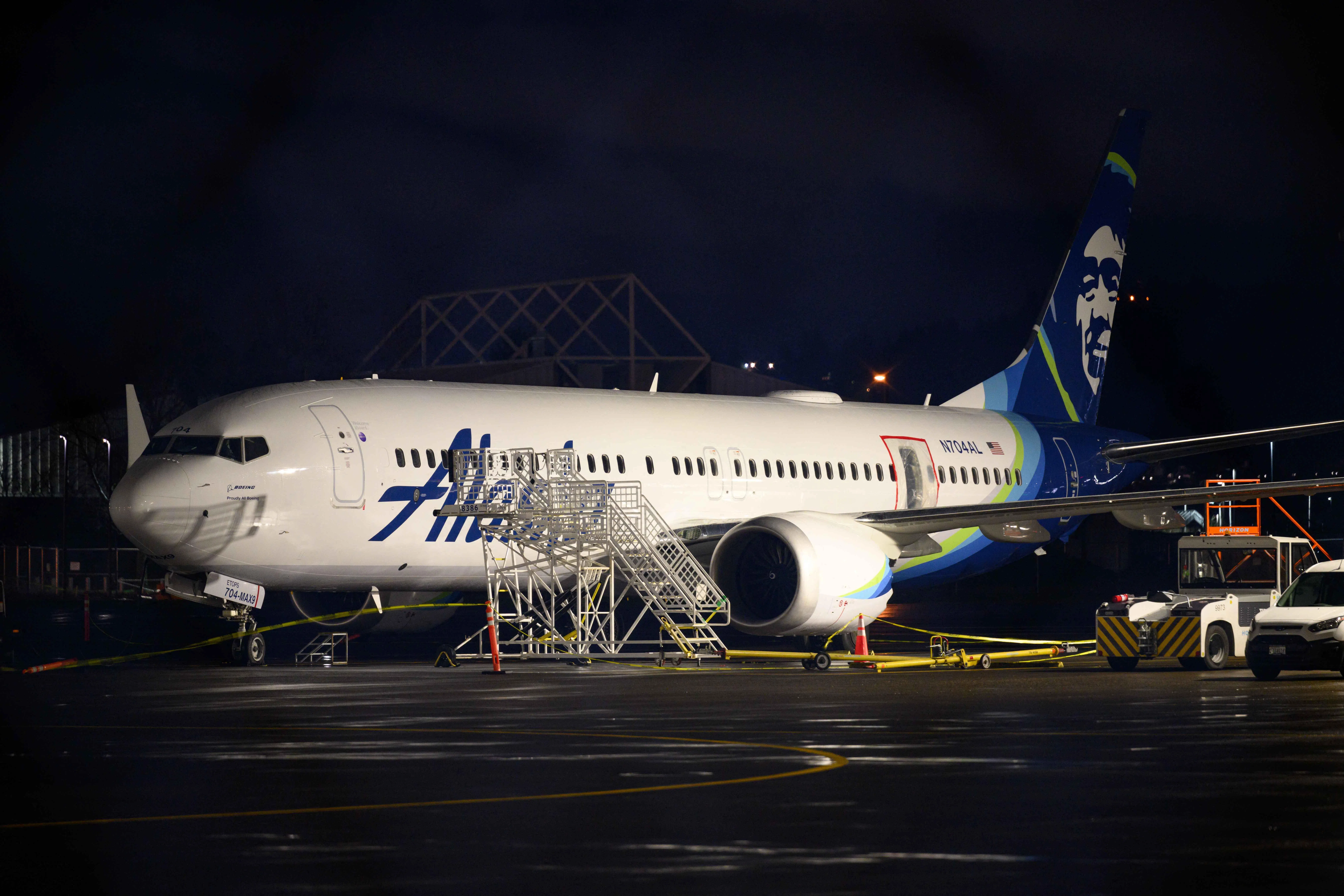 阿拉斯加航空旗下的一架波音737 MAX 9飞机的一部分，于1月5日在半空中断裂，被迫紧急降落在俄勒冈州波特兰。（法新社）