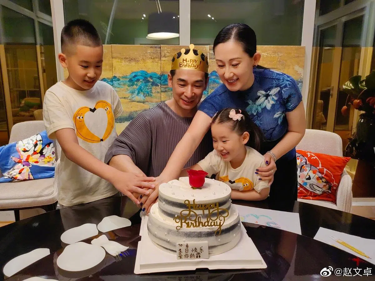 赵文卓（左二）生日，和家人温馨互动。（取自艺人微博）