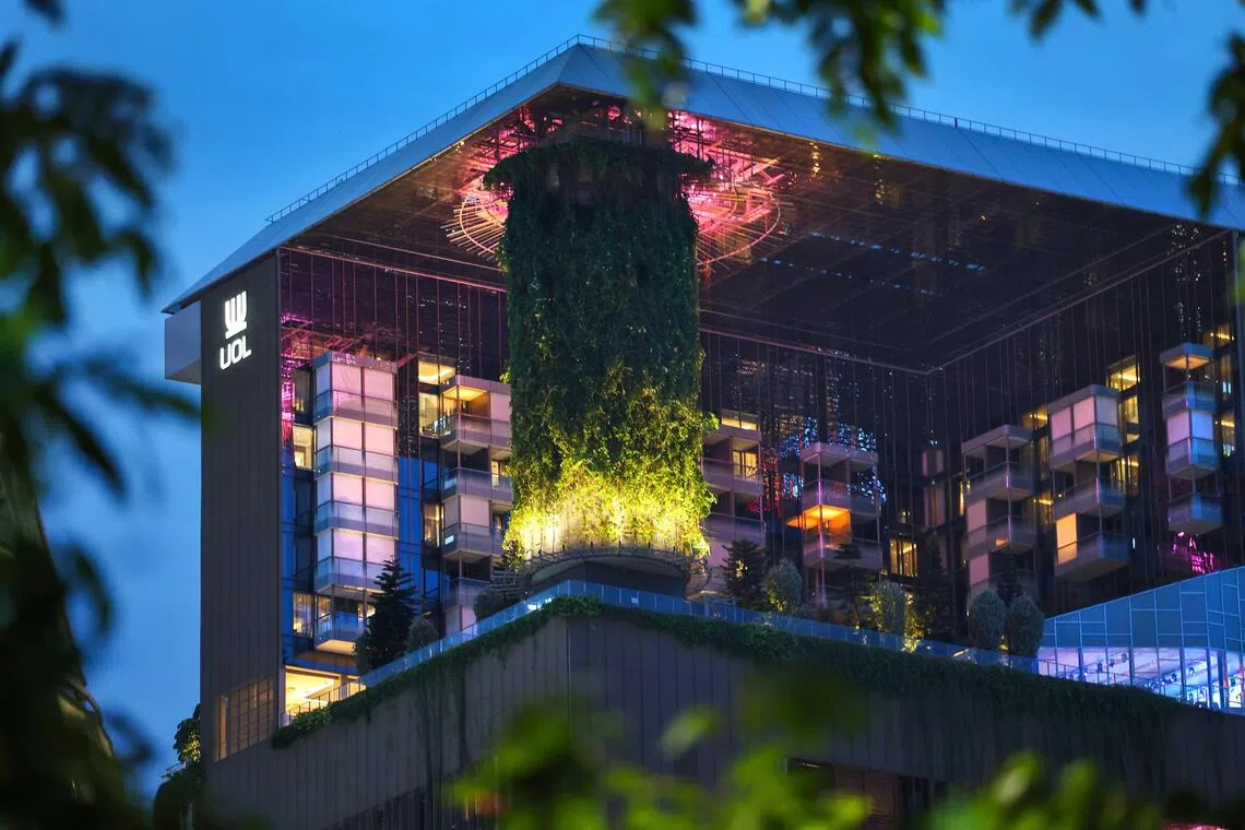 乌节泛太平洋酒店外观被绿植巧妙包裹的大柱子，实为消防通道，兼具空间绿化功能。（何家俊摄）