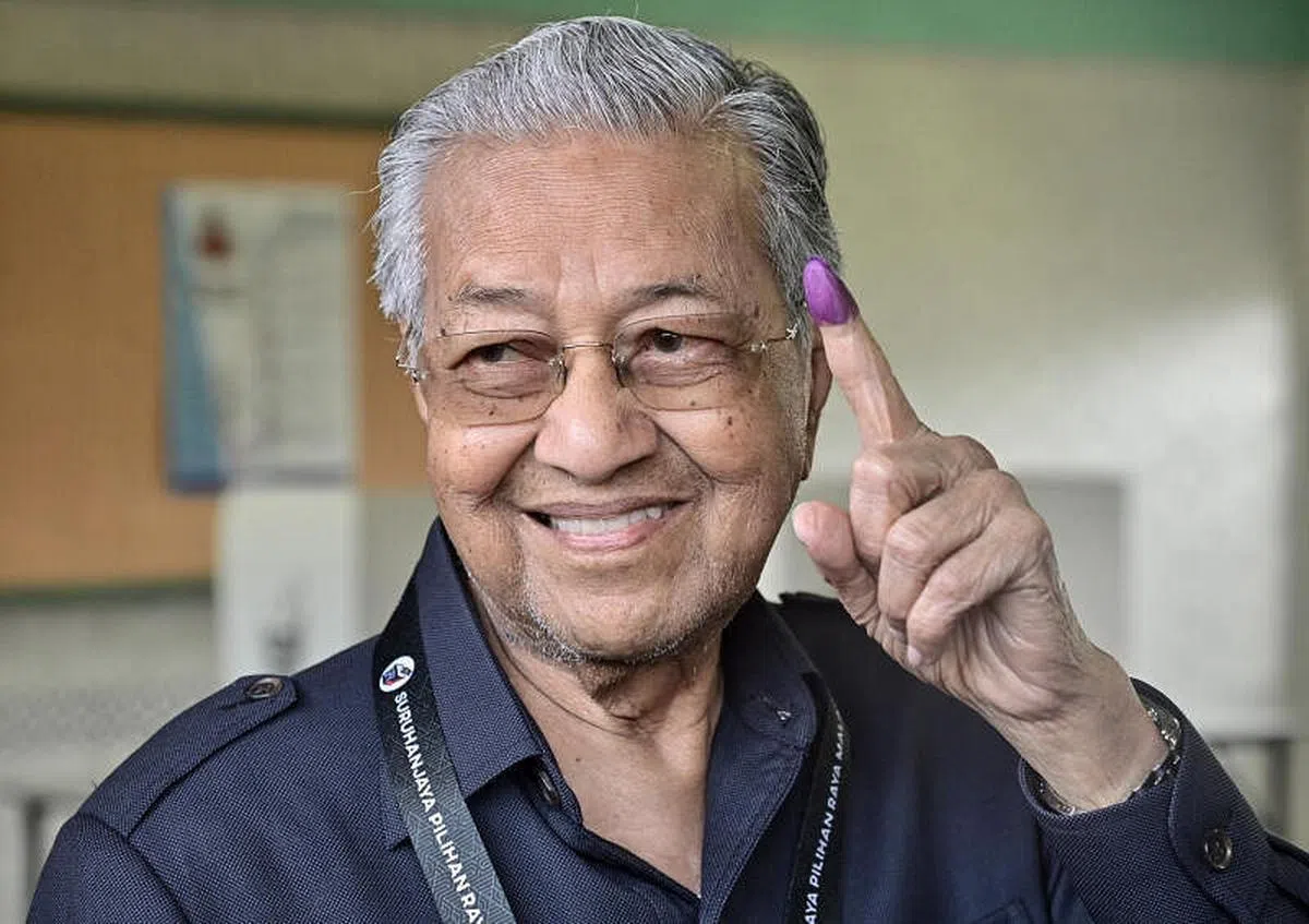 曾在上届大选风光大胜的前首相马哈迪，这次在吉打州浮罗交怡惨败，连按柜金也拿不回。（路透社）