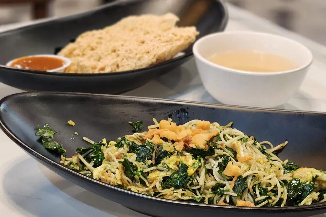 品记小厨的长寿面炒马尼菜。（陈爱薇摄）