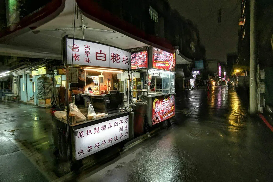 《联合早报》记者2021年5月31日疫情高峰时走访饶河夜市，当时400个路边摊贩自主休市，只剩下一名摊贩一人打理两摊。（档案照片）
