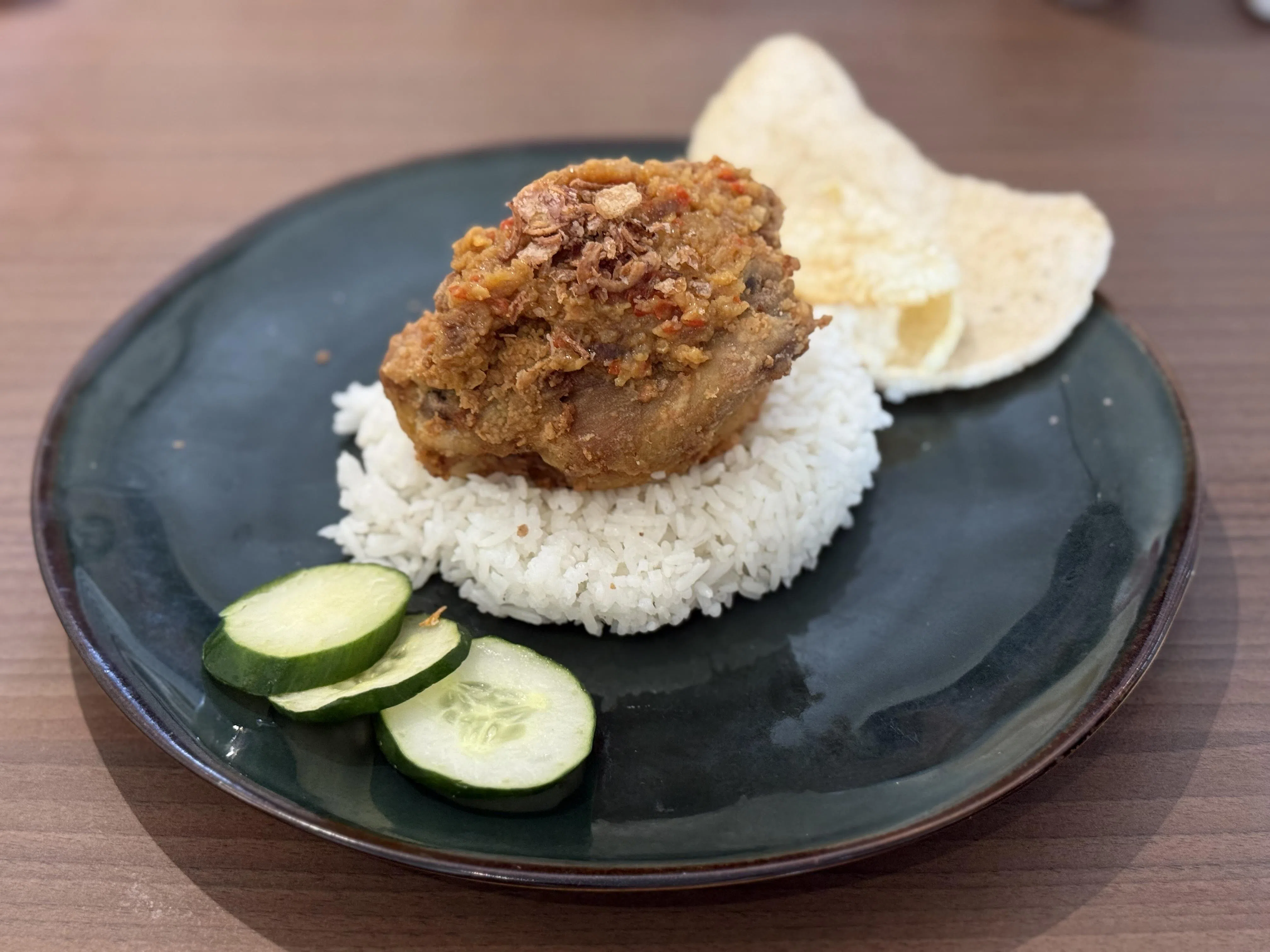 “Sambal Bawang Set” 以蒜香浓郁的传统洋葱参峇酱为主角，搭配热腾腾的白饭、炸饼（krupuk）与印尼恩饼（emping），以及Three特制炸鸡，香辣惹人食欲。（叶晓虹摄）