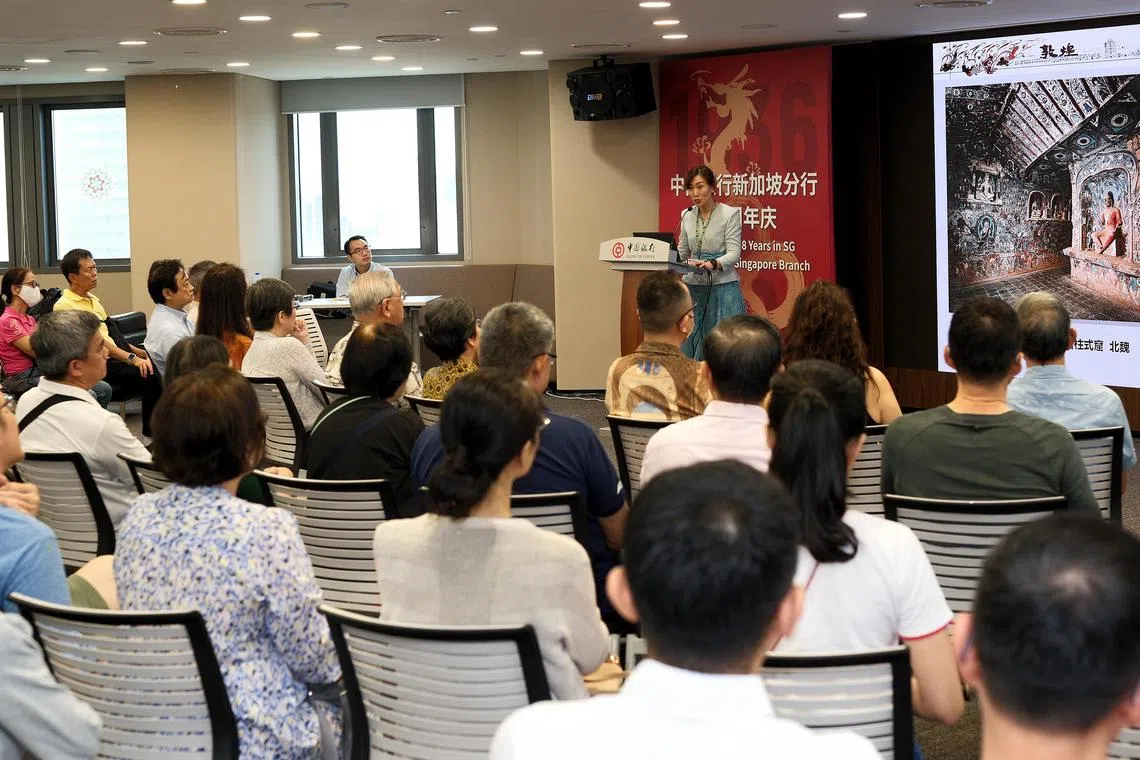 读者出席“敦煌不再遥远——走进新加坡”数字敦煌展的讲解会。（曾坤顺摄）