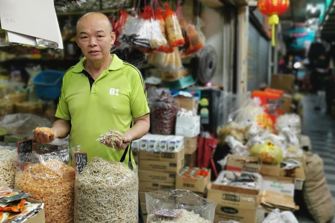 在关卡附近卖干粮40年的马西岭商店小贩联谊会主席林桂金星期六（1月11日）凌晨4时就开店。他说，邻里商店必须以品质与合理价格取胜。（温伟中摄）