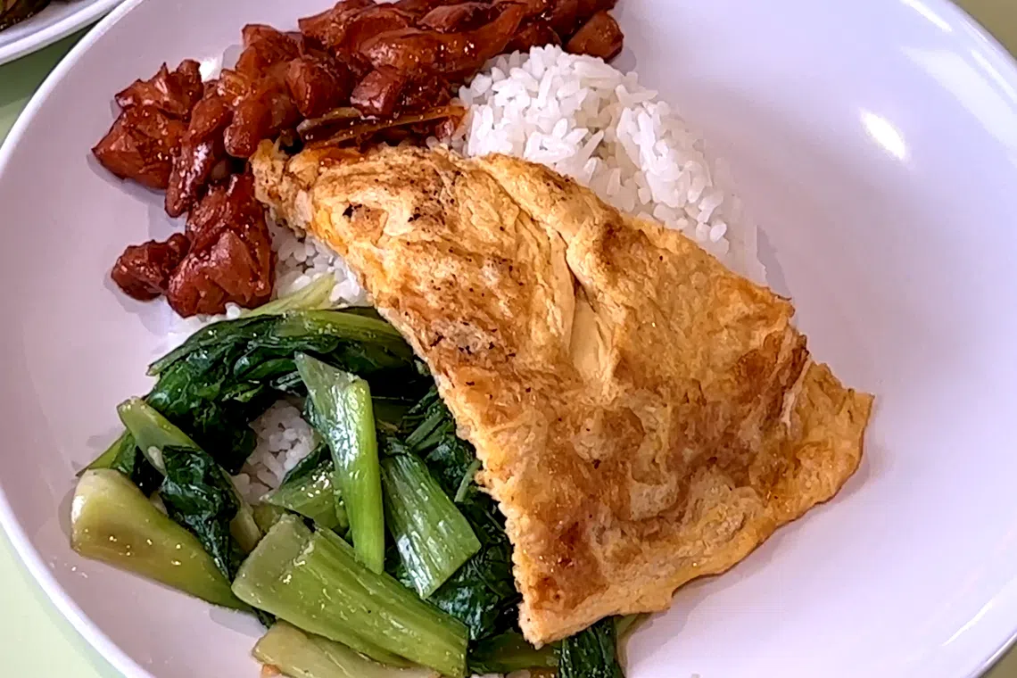本报记者在Kopitiam Corner试吃的经济餐杂菜饭。（严宣融摄）