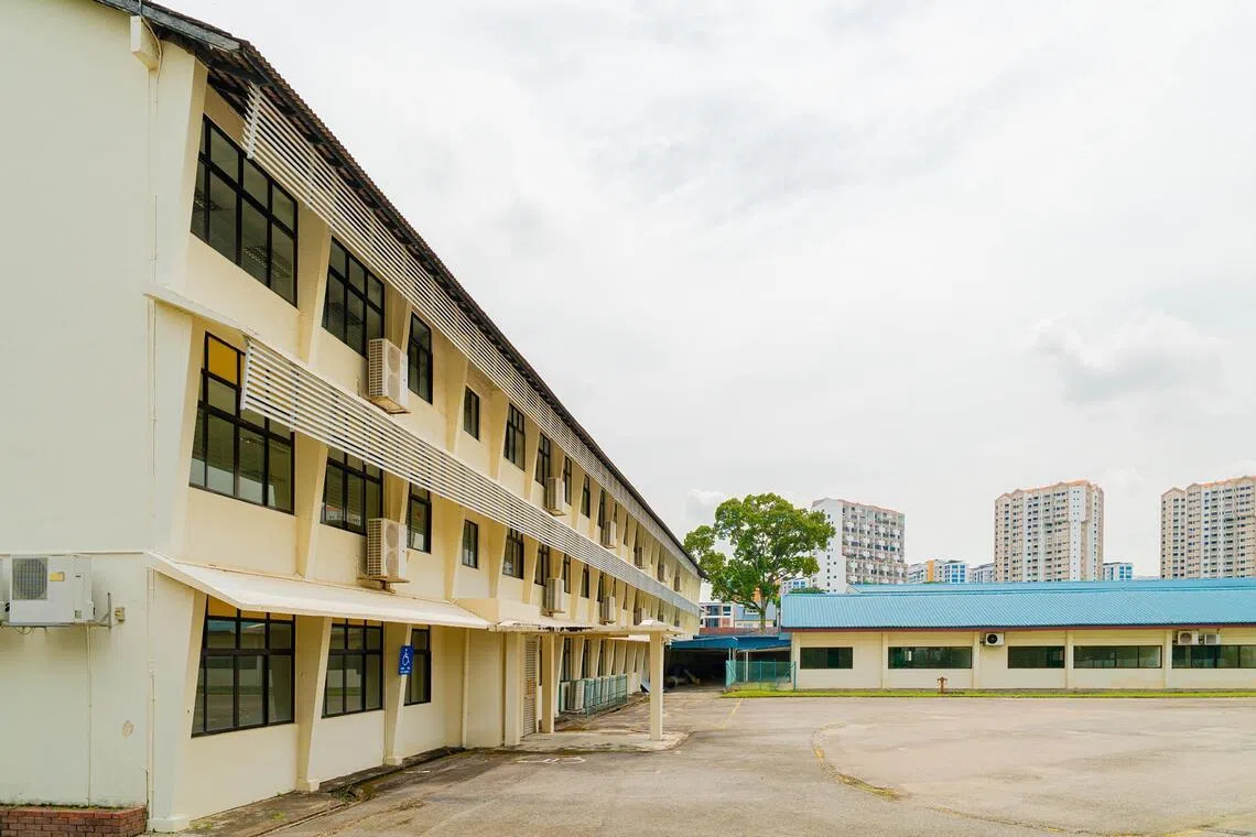 根据招标文件，实龙岗花园肯新顿园路49号招标项目包含三层楼高的建筑，总占地面积约7万8096平方英尺，总建筑面积为3万6853平方英尺。招标截止日期定于3月4日。（取自新加坡土地管理局脸书）