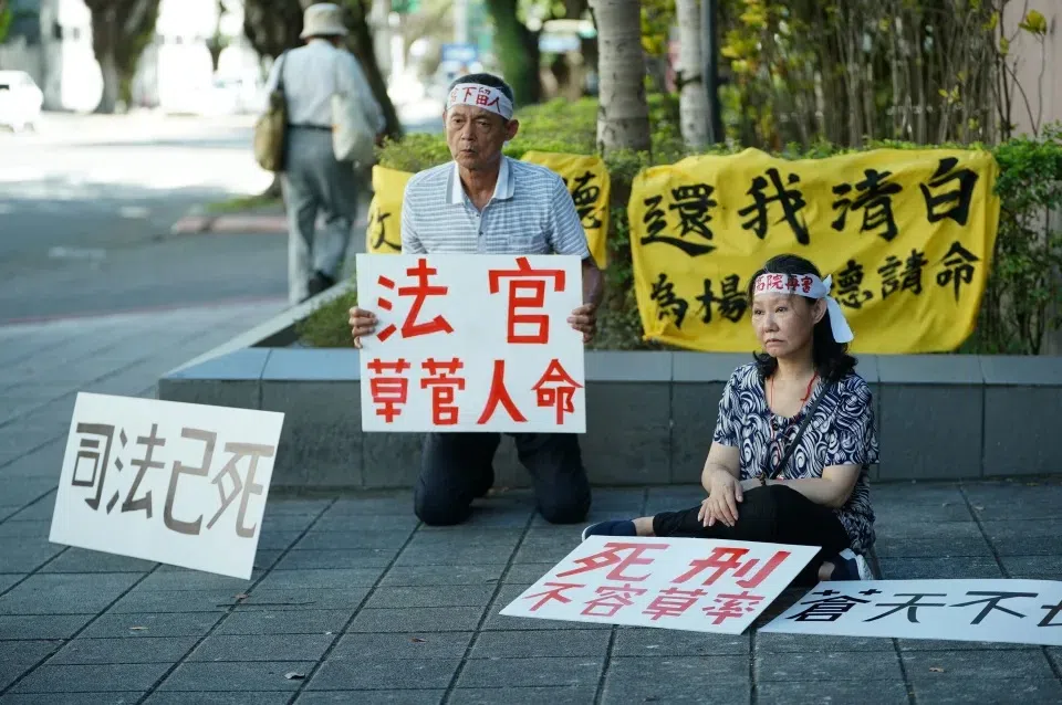 吕雪凤（右）在剧中与丈夫到法院外示威，为儿子伸冤。（互联网）