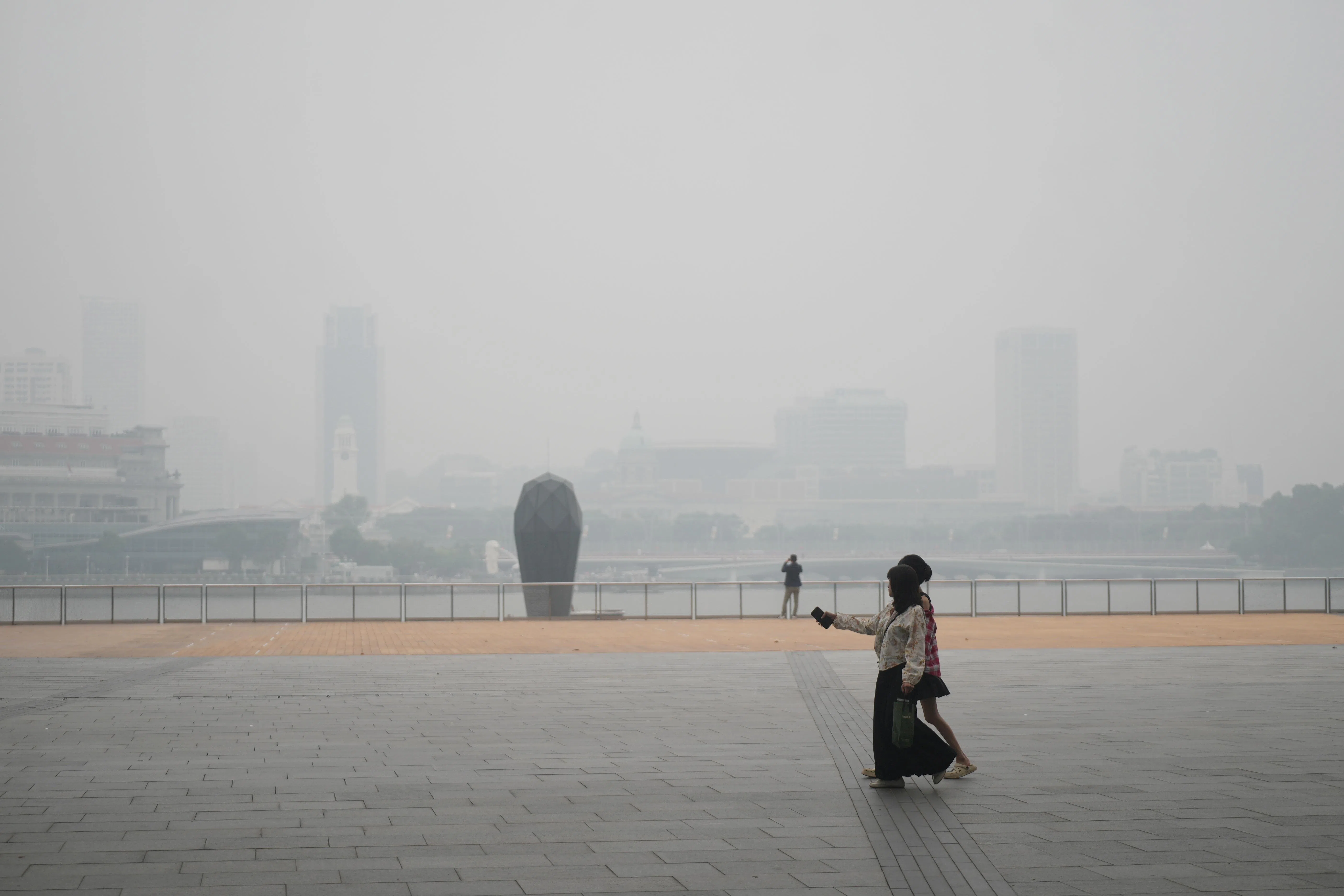 24小时空气污染指数（PSI）介于107至146，西部地区24小时PSI达146，为全岛最高。（谢智扬摄）