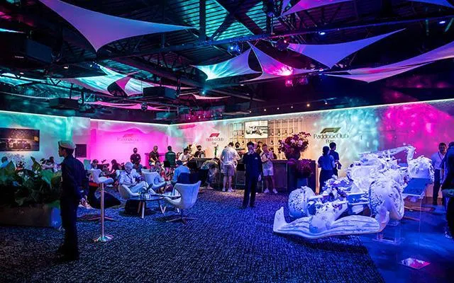 F1 Paddock Club是贵宾席，持Paddock Club贵宾票者除了可在冷气房舒服观赏赛事，每天还有机会到维修站走一趟，近距离欣赏F1赛车等等。门票也包含由名厨掌勺的美食飨宴、各类酒精任饮等等。（Singapore Grand Pix 提供）