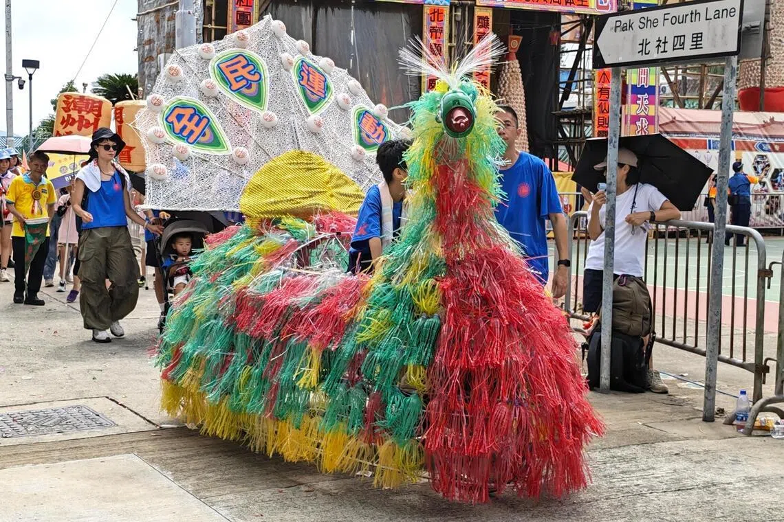 以尼龙丝编扎而成的凤凰，展现长洲的传统扎作工艺，其扇形尾部可展开与收合。（陈爱薇摄）