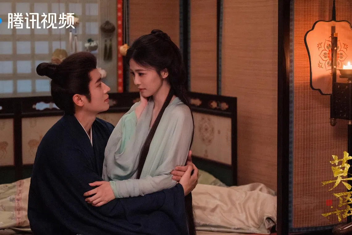 丞磊（左）和白鹿在剧中扮演日久生情的一对。（取自《莫离》官方微博）
