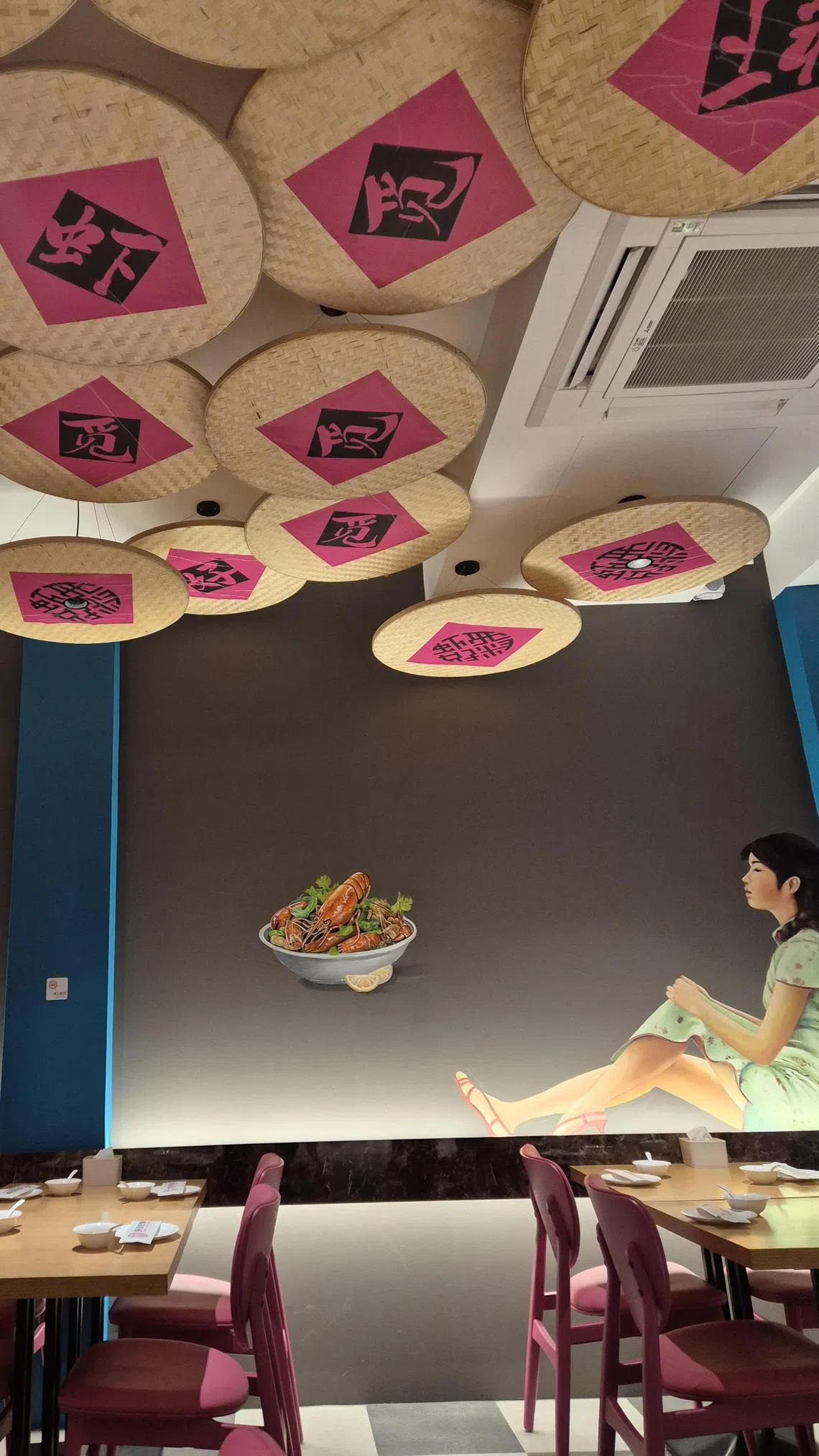 虾觅好料的设计将食客带到湖北海鲜馆子。（陈爱薇摄）