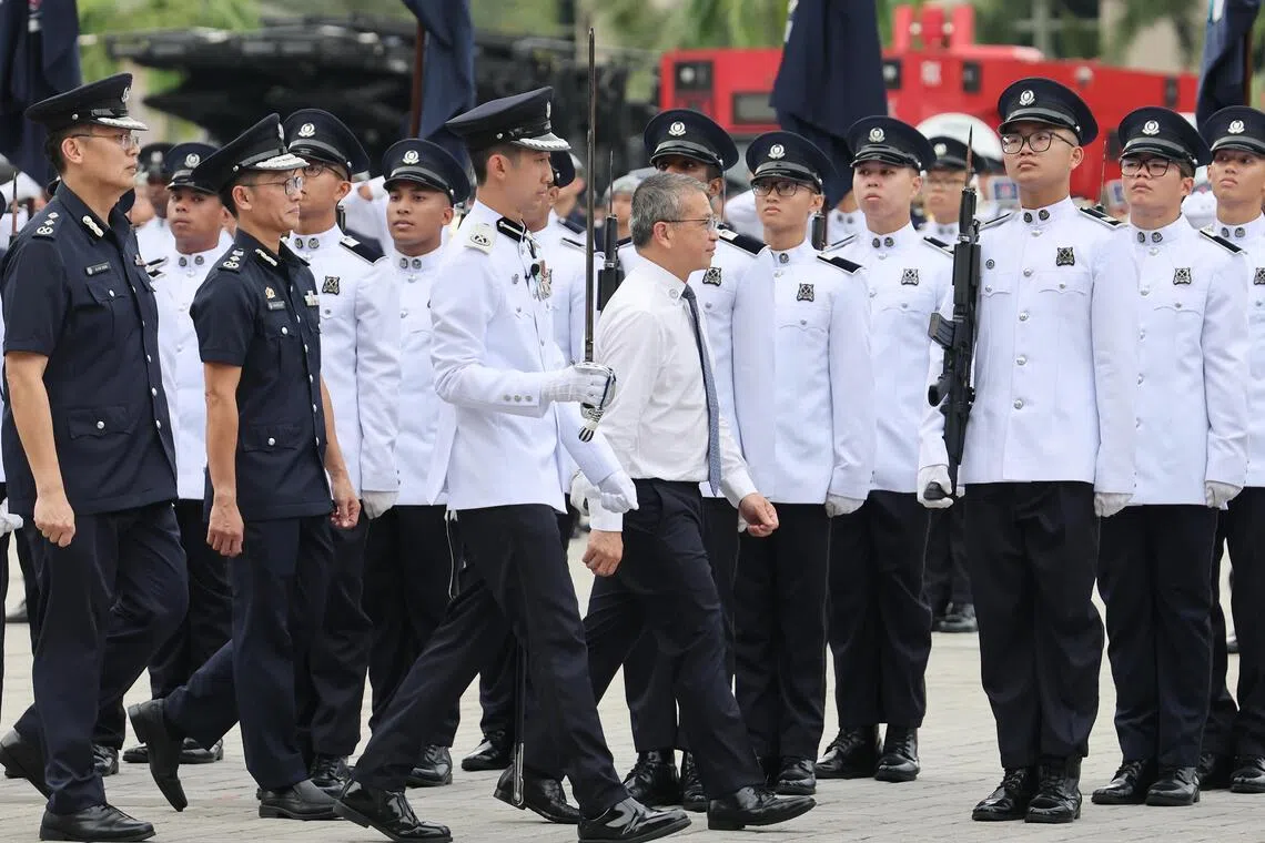 律政部长兼内政部第二部长唐振辉检阅警察部队。（唐家鸿摄）