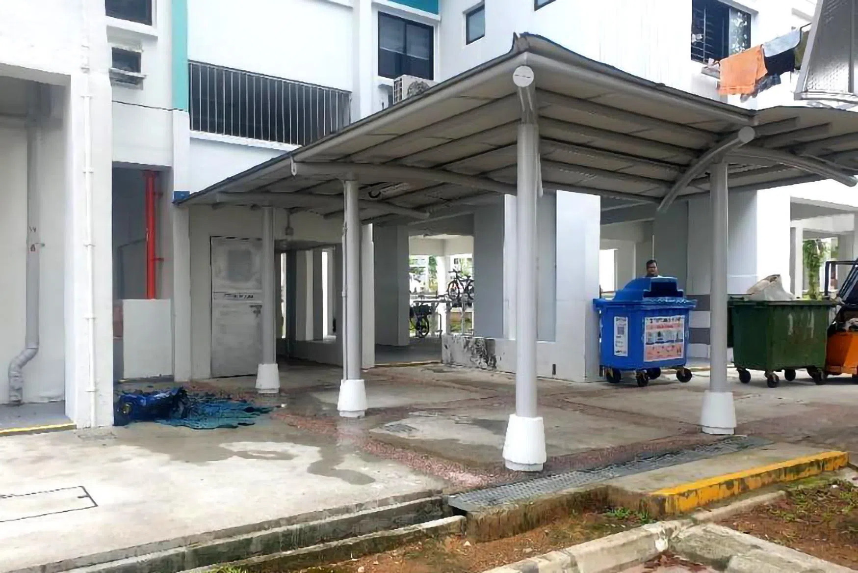 这起事件发生在兀兰13街第155座组屋底层，放置在组屋楼下的回收箱遭被告纵火烧毁。（取自法庭文件）