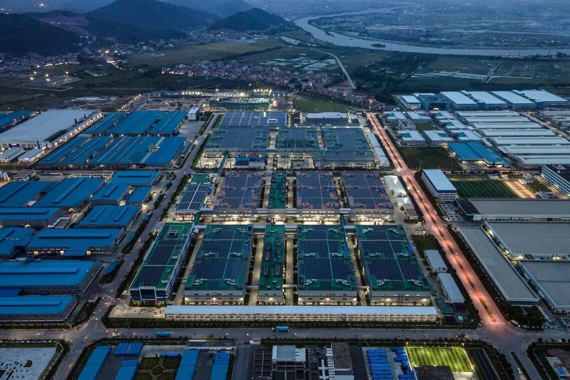 苹果和三星等跨国公司均在越南北部北江省设有工厂。图为位于北江省越安县广洲工业园的立讯精密（中）和富士康（左）工厂。（彭博社）