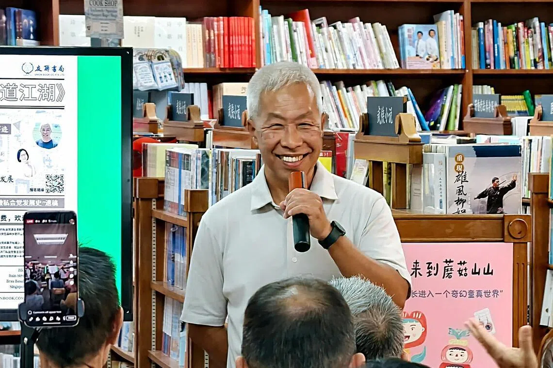 李国梁也是《黑道江湖：中国天地会衍生的新加坡私会党》作者，拿起笔定位自身书写。（档案照）