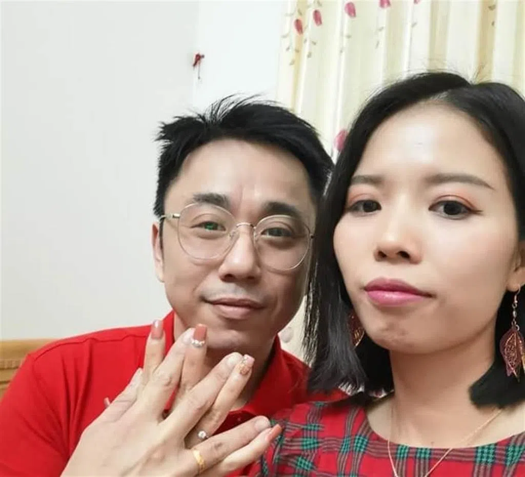 小彬彬（左）2020年非常清瘦，他当时越南女友小英因疫情而斩断异地恋。（互联网）