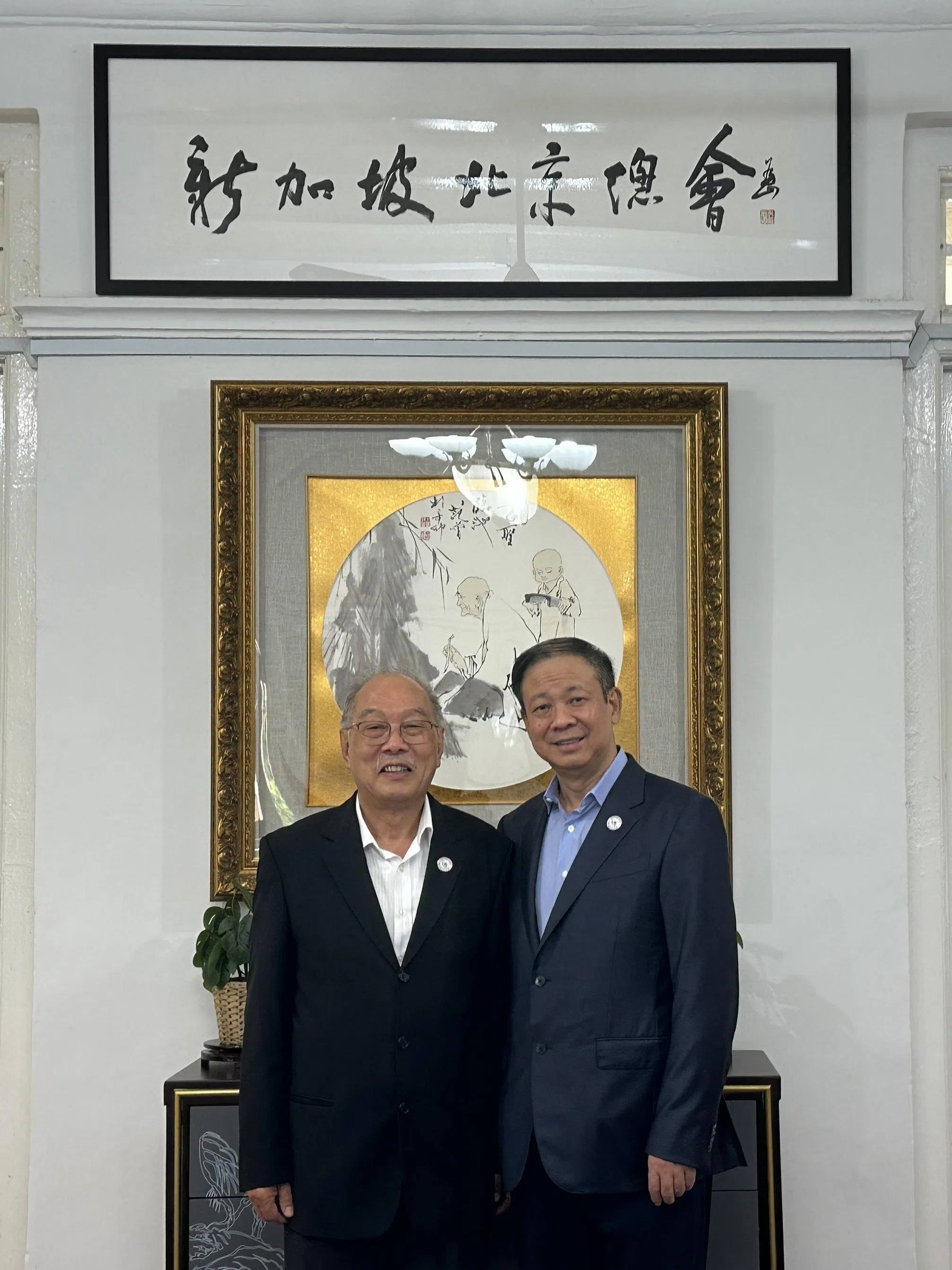 新加坡北京总会的创会会长为范玉荣（右），胡进胜（左）为其中一位董事。（孙靖斐摄）