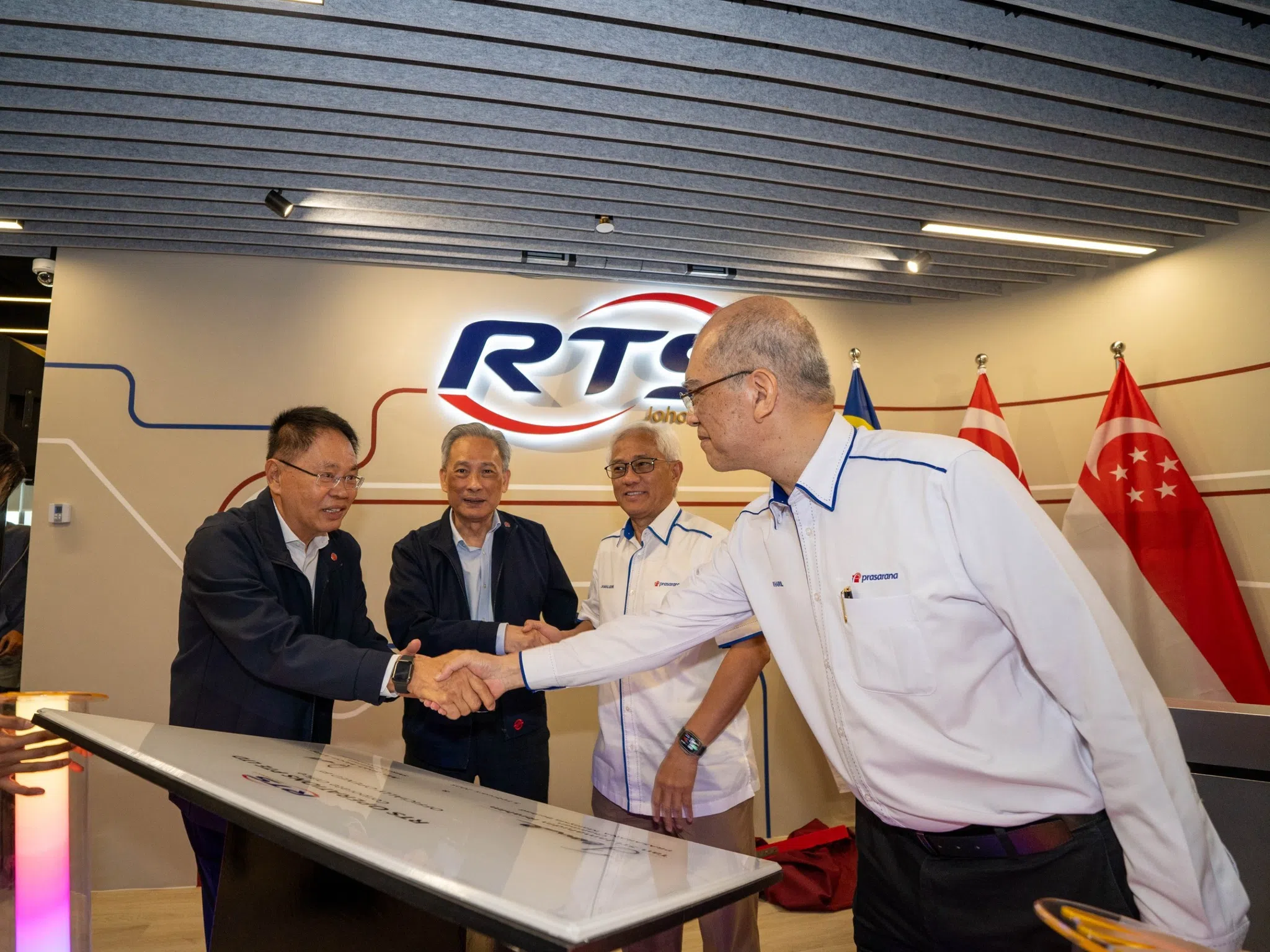 SMRT主席佘文民（左二）和马来西亚国家基础建设公司主席丹斯里贾玛鲁丁依布拉欣（右二）星期三参观了RTS Operations位于新山的办公室，并为RTSO的标志揭幕。SMRT董事叶锦华（左一）和RTSO主席哈伊里（右一）也出席仪式。（取自RTS Operations脸书）