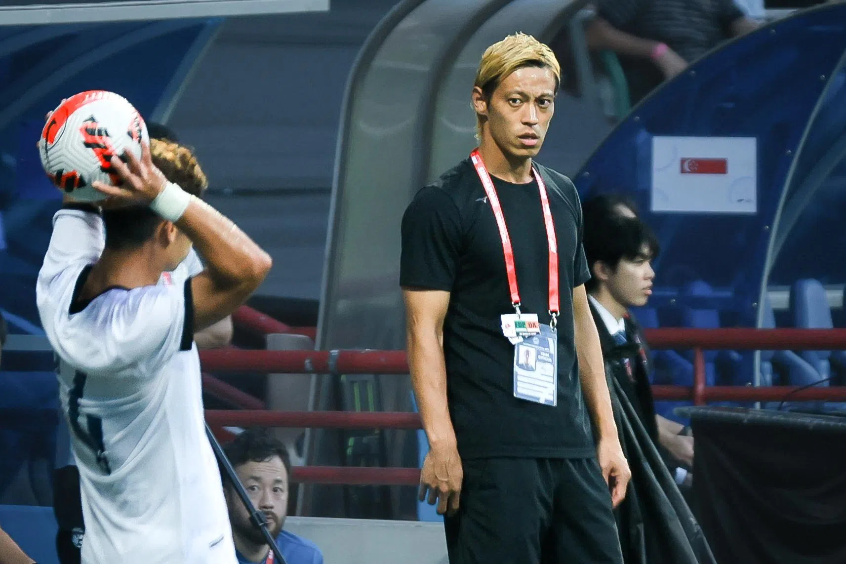 本田圭佑曾担任柬埔寨国家队和U23队伍的主帅，并曾在2023年的鱼尾狮杯率队到访惹兰勿刹体育场。他执教柬埔寨队是志愿性质，没有薪水，并在2023年5月的东运会后，结束了近五年的执教生涯。（档案照片）