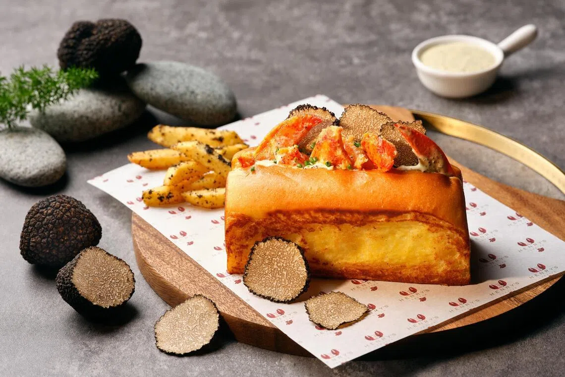 黑松露龙虾堡伴有奢华黑松露片。（餐馆提供）