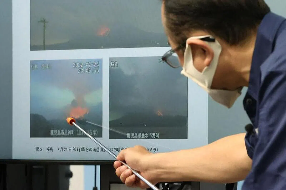 日本气象厅人员提醒南岳山顶火山口以及昭和火山口约3公里以内居住区，严加警惕大块的火山石，约2公里内还可能发生火山碎屑流。（法新社）