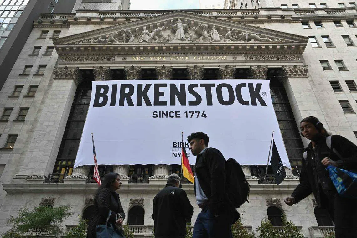 Birkenstock股票隔夜的开盘价是每股41美元，比该公司之前考虑的发售价范围，即每股44美元至49美元低。（法新社）